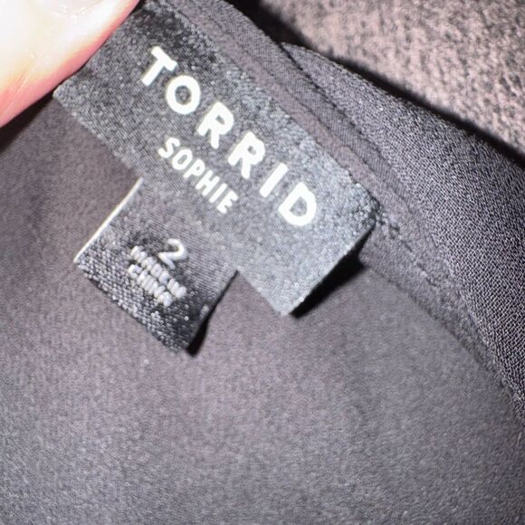 Beautiful fabric torrid 2 top with adjustable straps - Picture 3 of 5